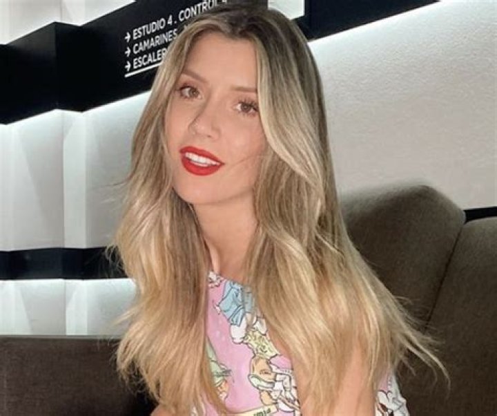 Laurita Fernández in Bathing Suit Says 