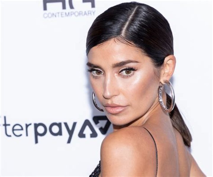 Nicole Williams English Shares Swimsuit Photo Saying 