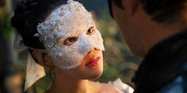 Sophia Bush Urges People to “Mask Up, Get Vaxxed” — Celebwell