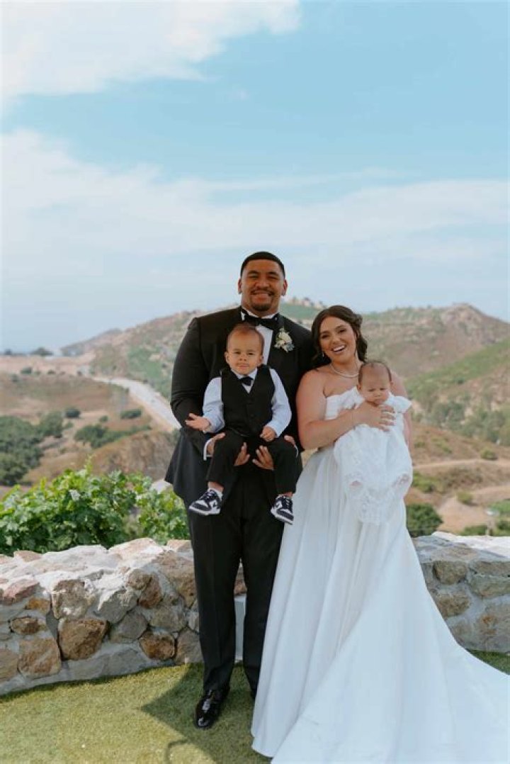 Penei Sewell age, height, ethnicity, family, college, 40 time, draft, trade, net worth, Instagram