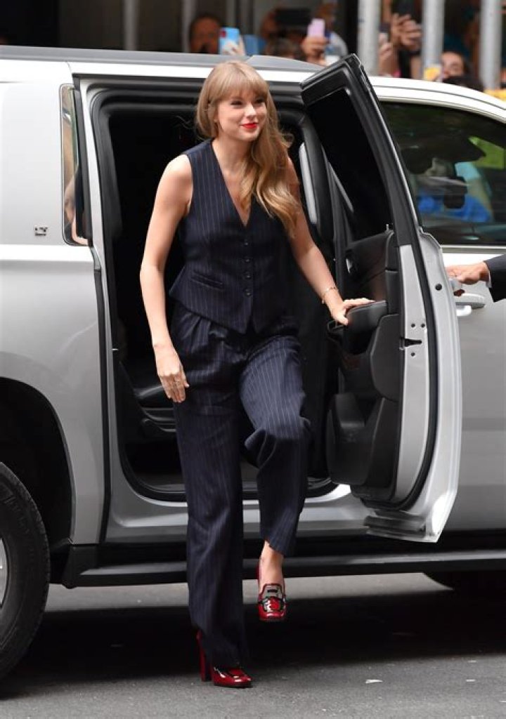 Photos of Taylor Swift Towering Over Celebrities: See Them All