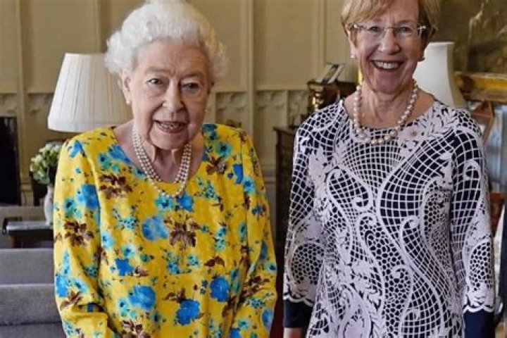 Queen Elizabeth II appeared in public without a cane for the first time in a long time