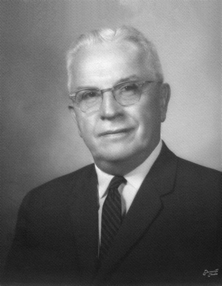 Dr. R. Saunders, MD – Sparta, TN