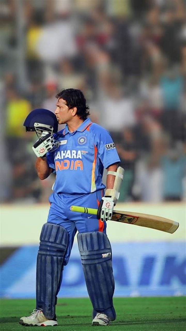 Sachin Tendulkar Biography - Facts, Childhood, Family Life & Achievements