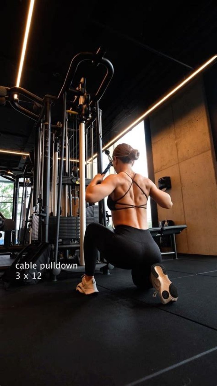 Sophie Van Oostenbrugge in Two-Piece Workout Gear Shares 