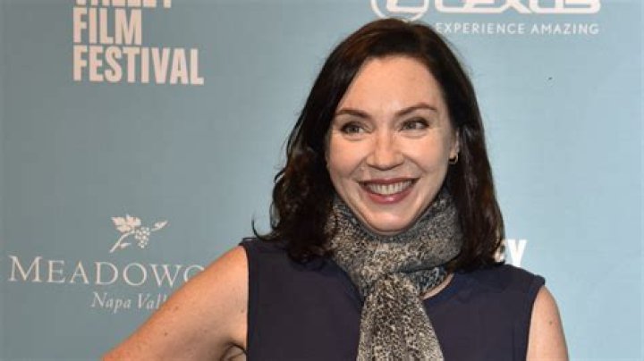 Stephanie Courtney: Husband, net worth, tattoos, smoking & body measurements