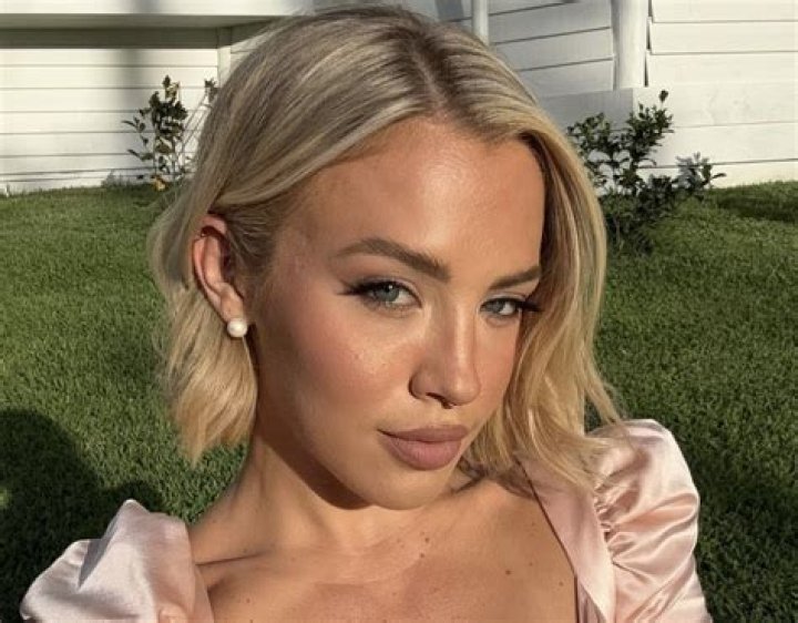Tammy Hembrow In Two-Piece Workout Gear Says “It’s About the Strength”