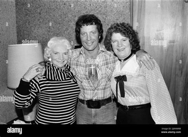 Tom Jones parents: Meet Freda Jones, Thomas Woodward