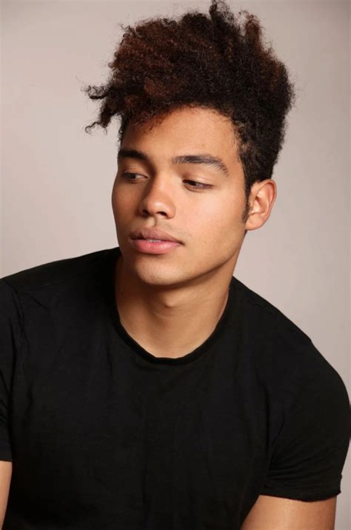 Secrets of Summer Actor Victor Varona Wiki, Age, Girlfriend & Height