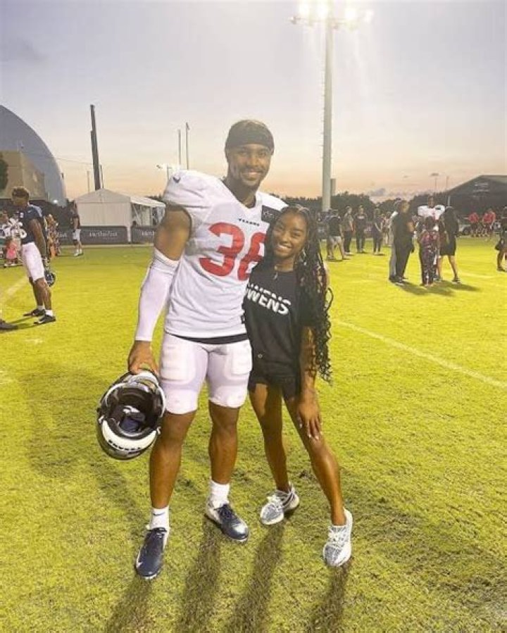 Von Miller Age, height, weight, draft, college, contract, salary, net worth, fantasy names, jersey