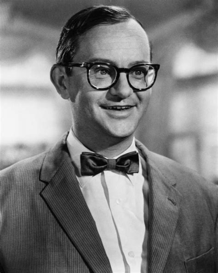 Wally Cox Biography - Facts, Childhood, Family Life & Achievements