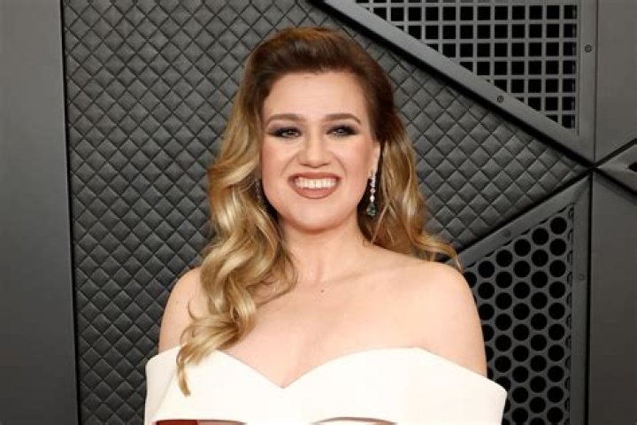 What Is The Sad News About Kelly Clarkson? – Celebrity