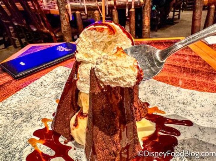 What time does the volcano erupt at Rainforest Cafe? – Celebrity