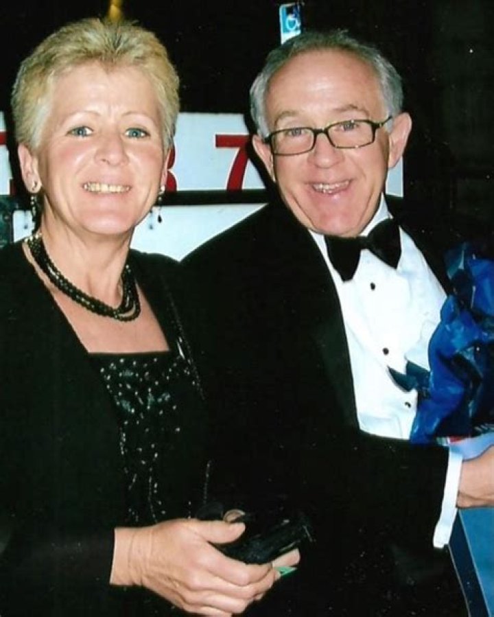 Who are Leslie Jordan's twin sisters?