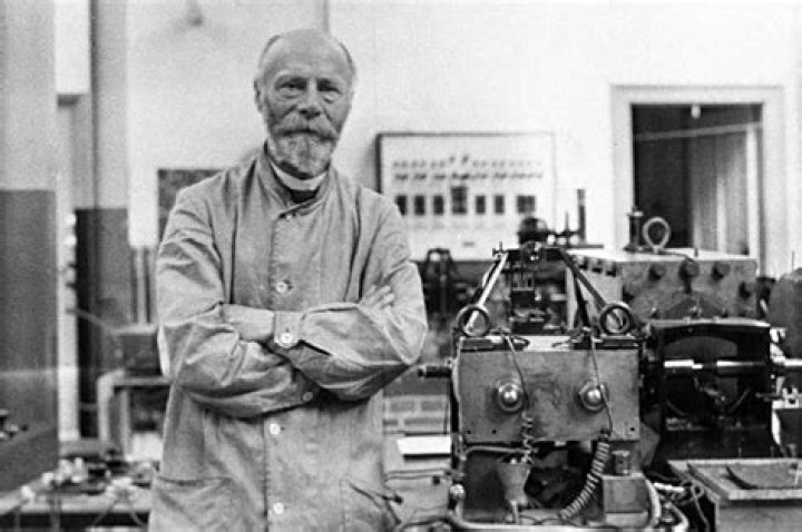 Willem Einthoven Biography - Childhood, Life Achievements & Timeline